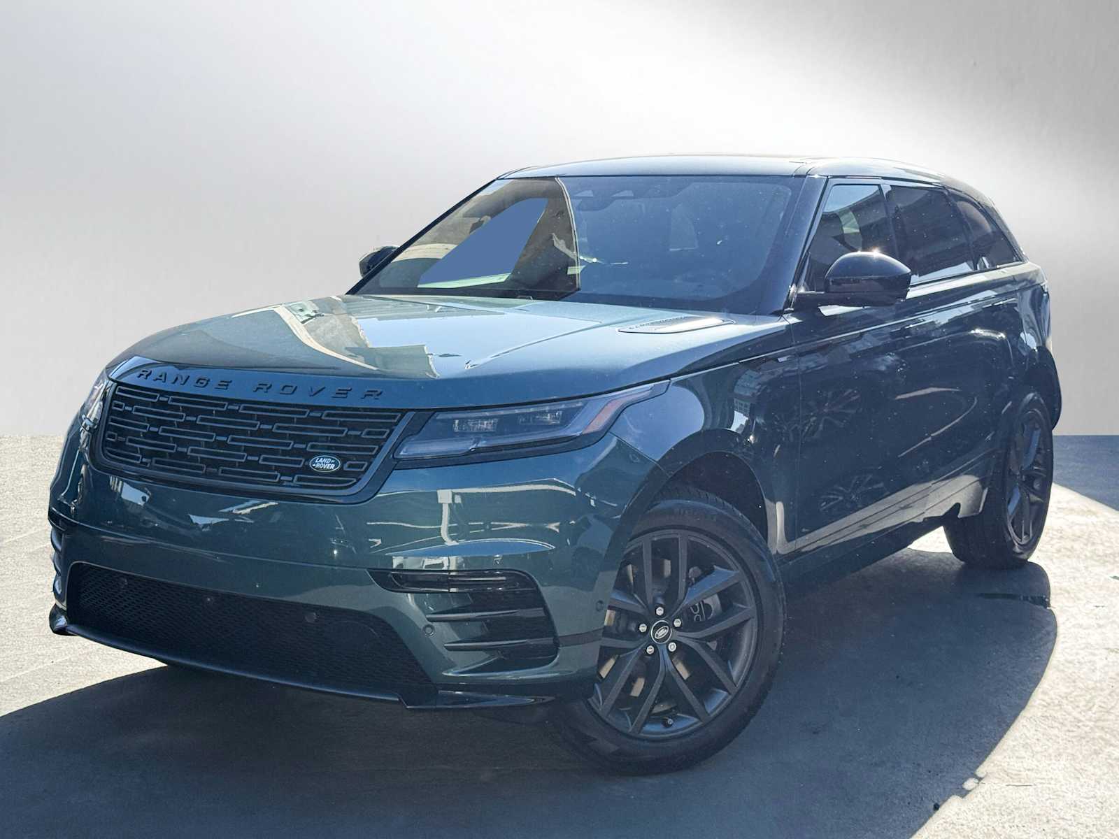 2026 Land Rover Range Rover Velar Dynamic SE's photo
