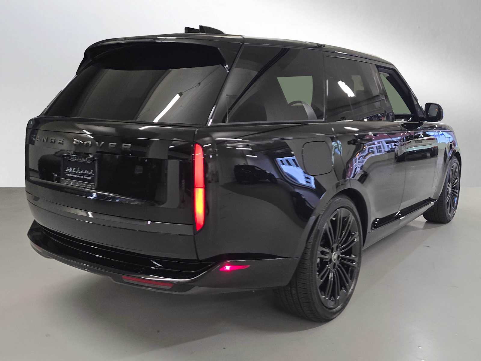 2025 Land Rover Range Rover SE photo 3