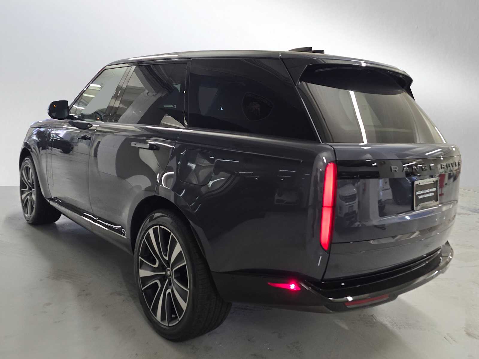 2025 Land Rover Range Rover SE photo 3