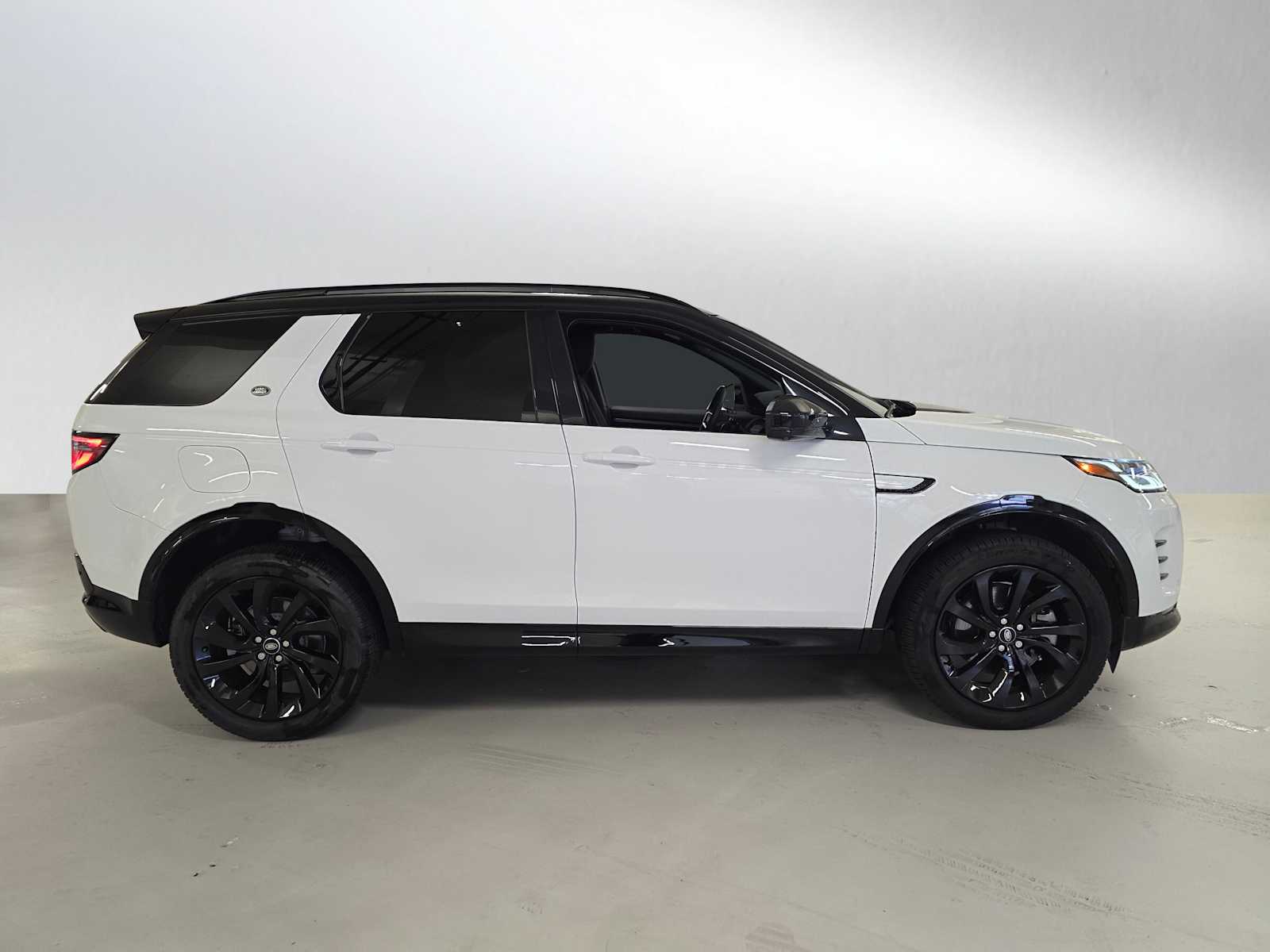 2024 Land Rover Discovery Sport Dynamic SE photo 2