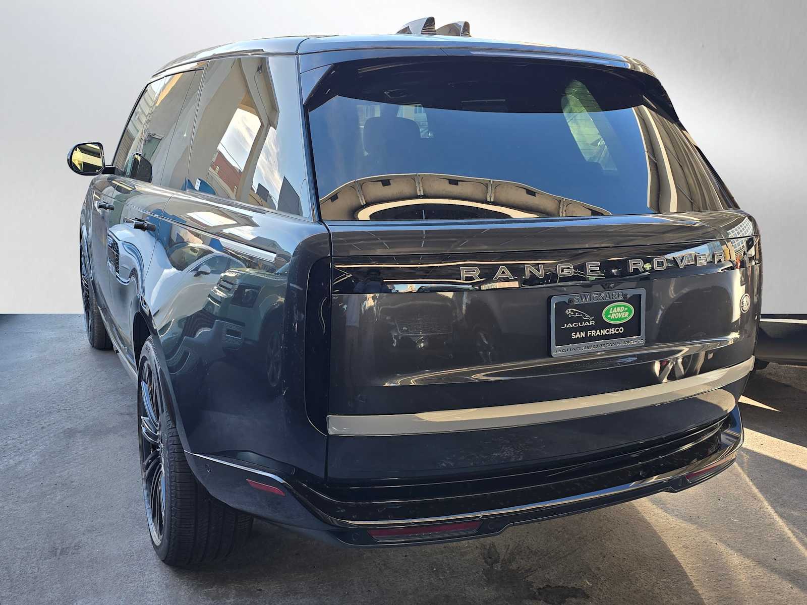 2025 Land Rover Range Rover SV photo 3