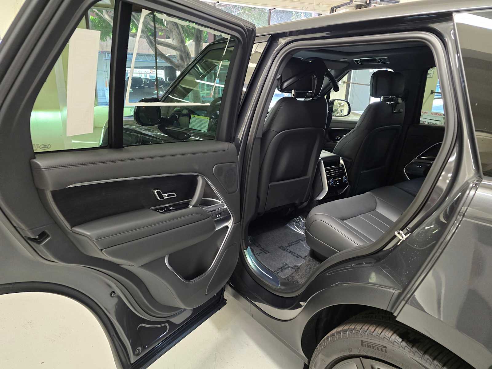 2026 Land Rover Range Rover SE - Photo 17