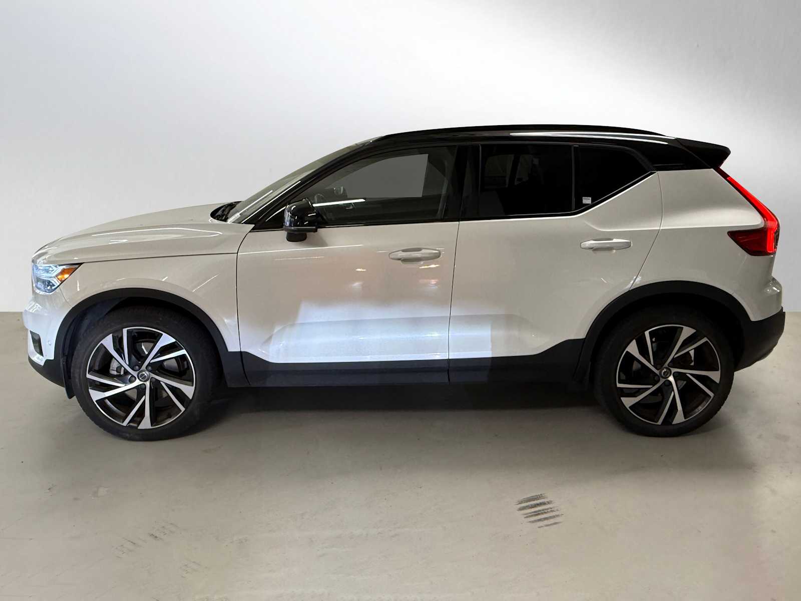 Used 2020 Volvo XC40 R-Design with VIN YV4162UM6L2275941 for sale in San Francisco, CA