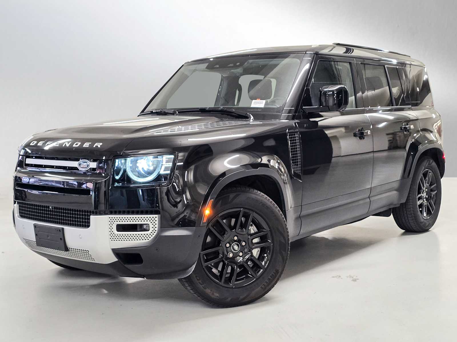 2025 Land Rover Defender 110 S P400's photo