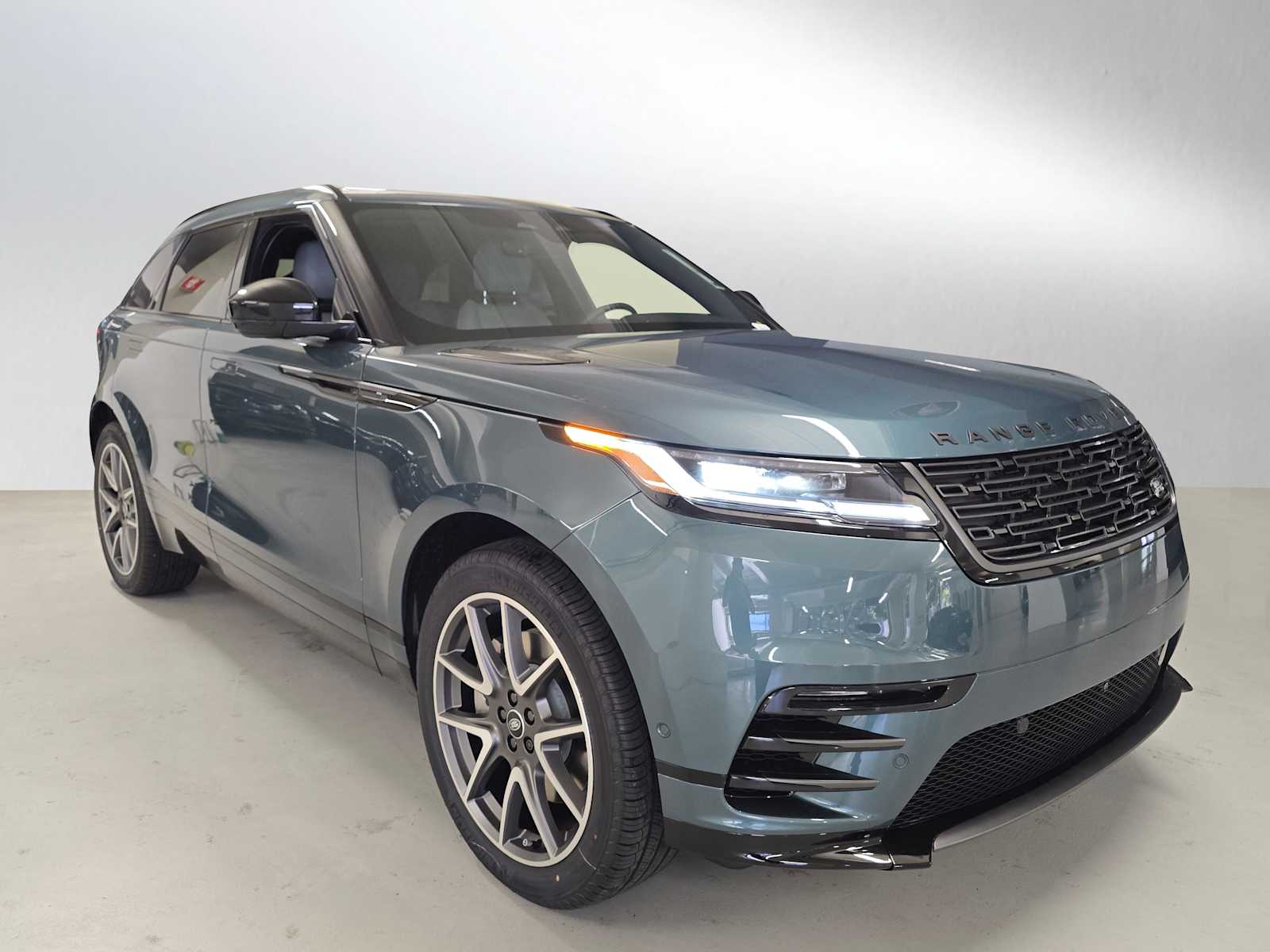 2026 Land Rover Range Rover Velar Dynamic SE's photo