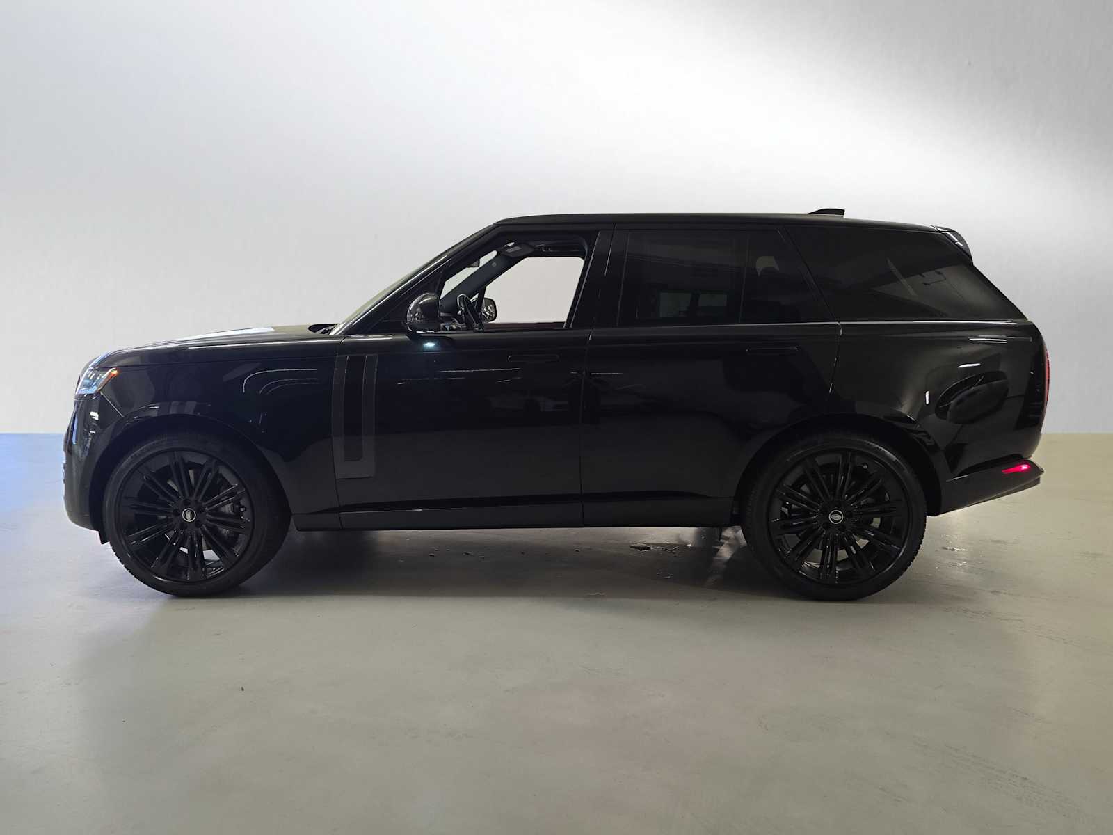 2025 Land Rover Range Rover SE photo 2