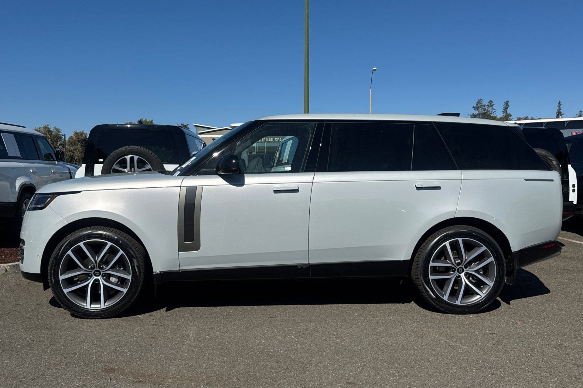 2027 Land Rover Range Rover SE LWB7 P400 Range Rover SE LWB7 P400 SUV