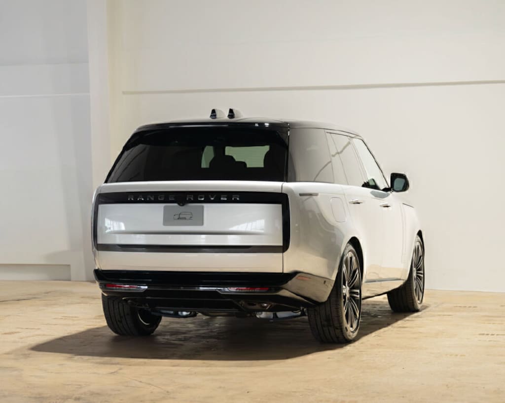 New 2025 Land Rover Range Rover SE SUV