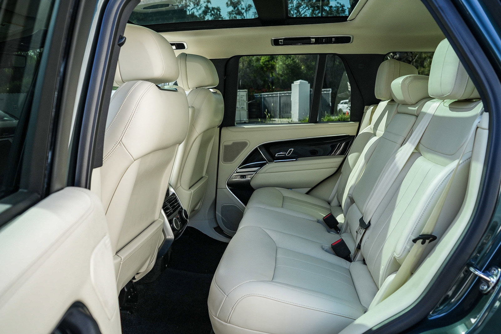 2025 Land Rover Range Rover SE - Photo 20