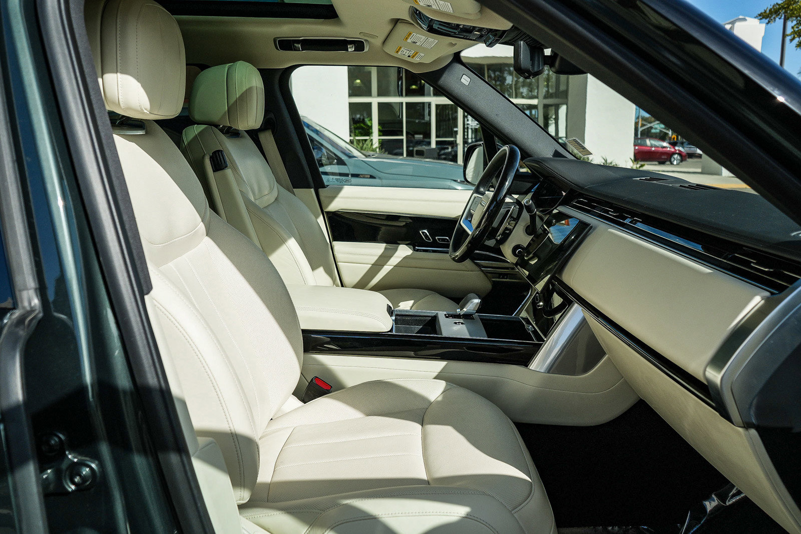 2025 Land Rover Range Rover SE - Photo 18