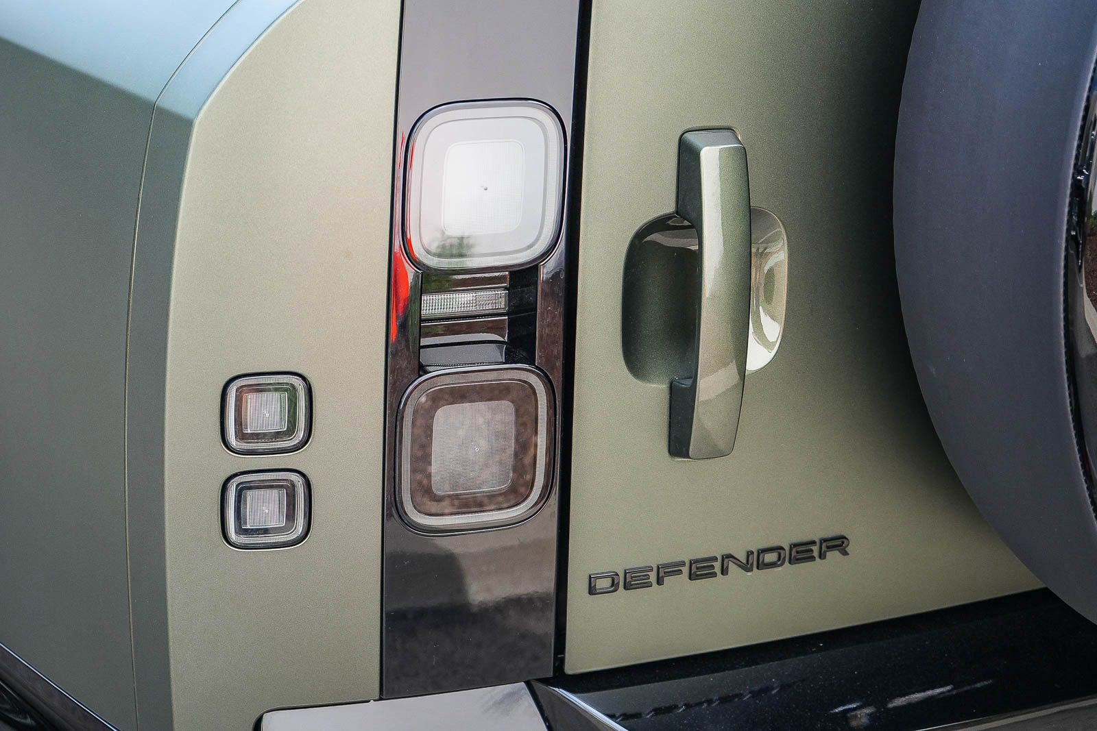 2026 Land Rover Defender X-Dynamic SE - Photo 8