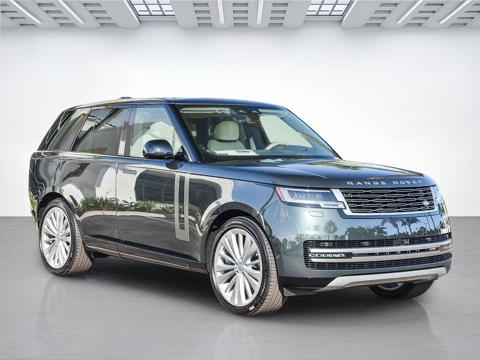 2025 Land Rover Range Rover SE photo 3