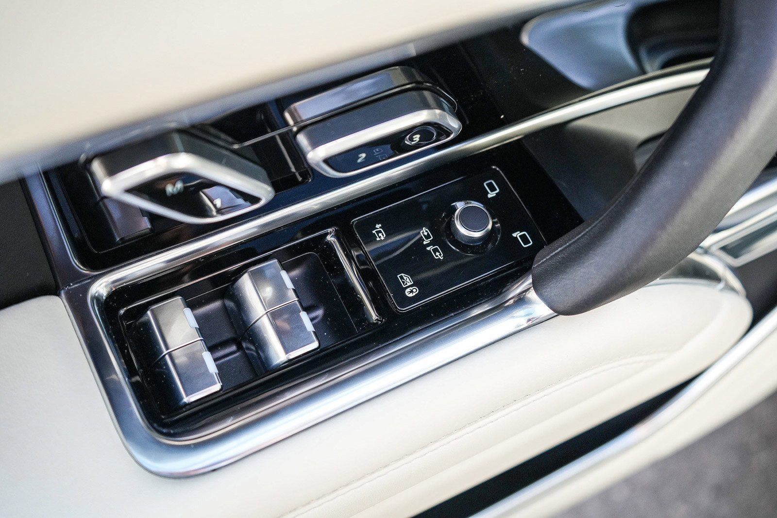 2025 Land Rover Range Rover SE - Photo 22