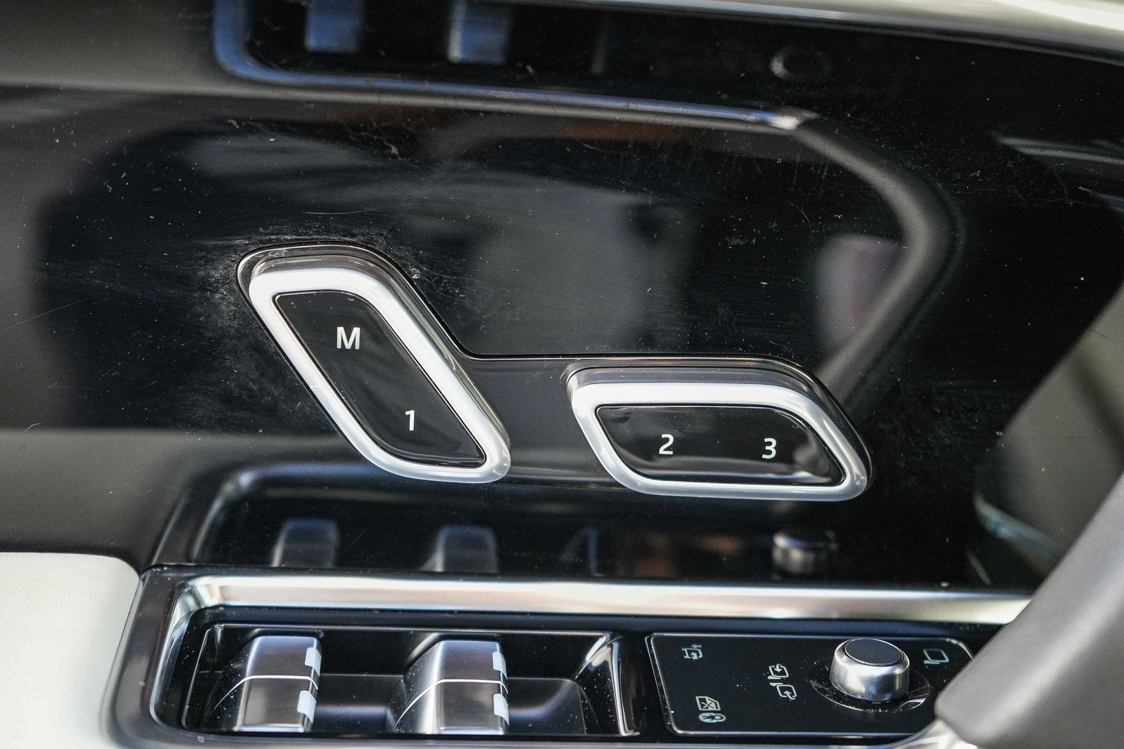 2025 Land Rover Range Rover SE - Photo 23