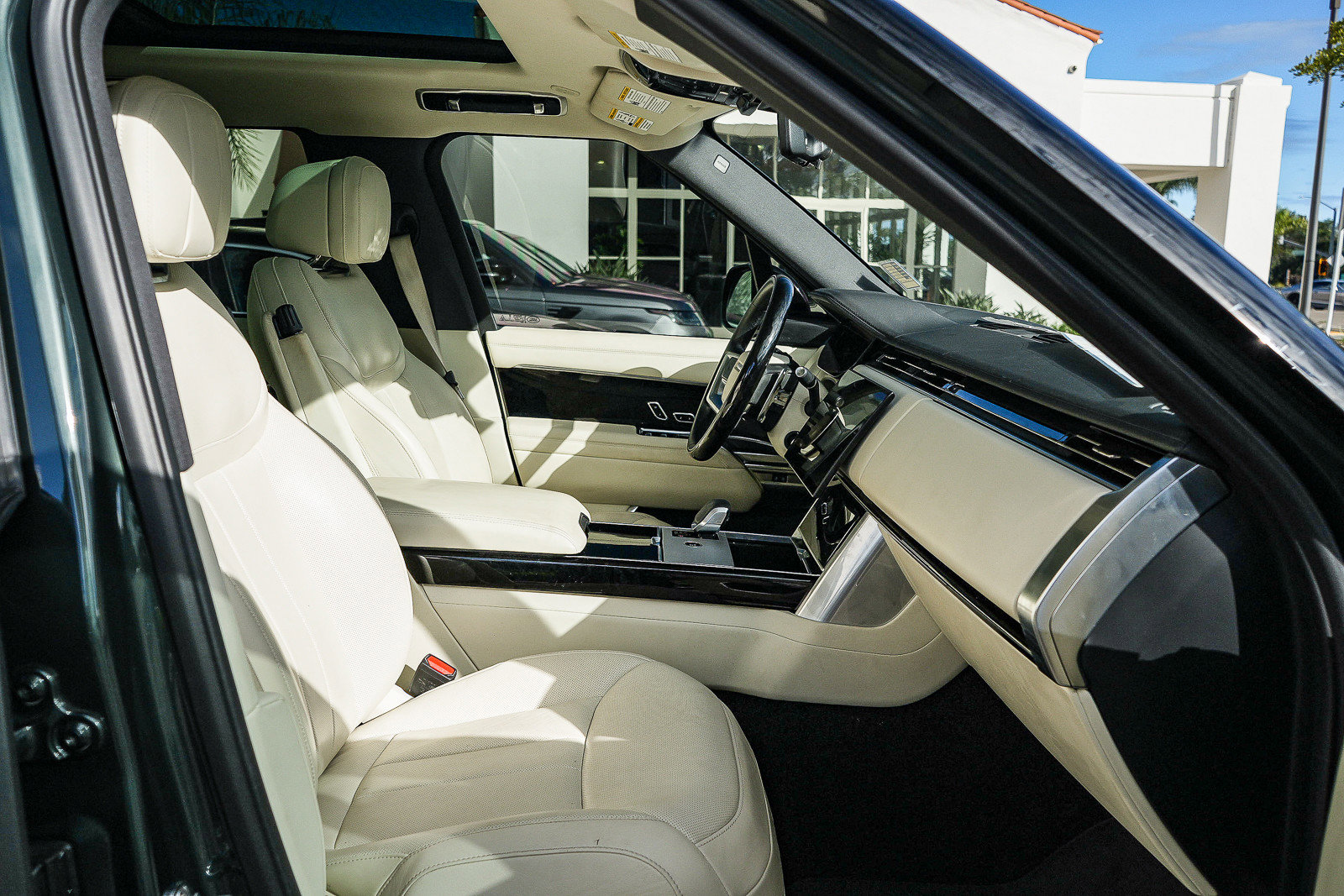 2025 Land Rover Range Rover SE - Photo 18