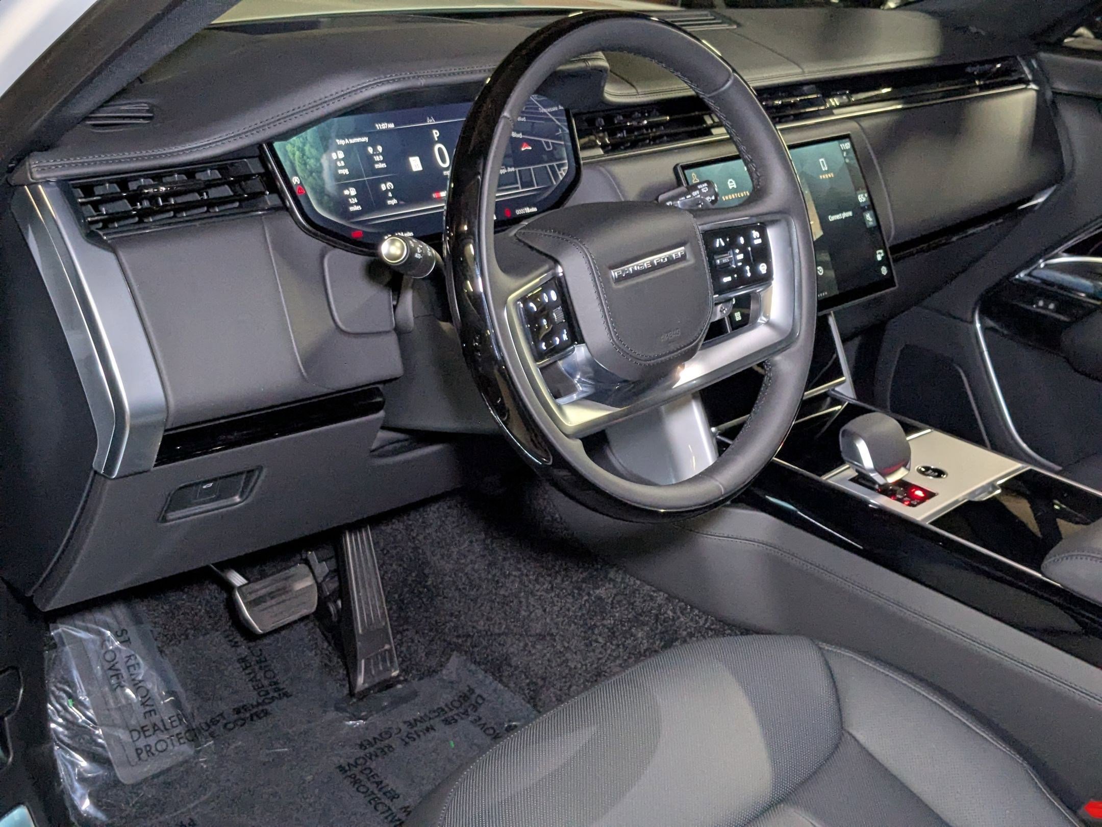 2025 Land Rover Range Rover SE photo 3