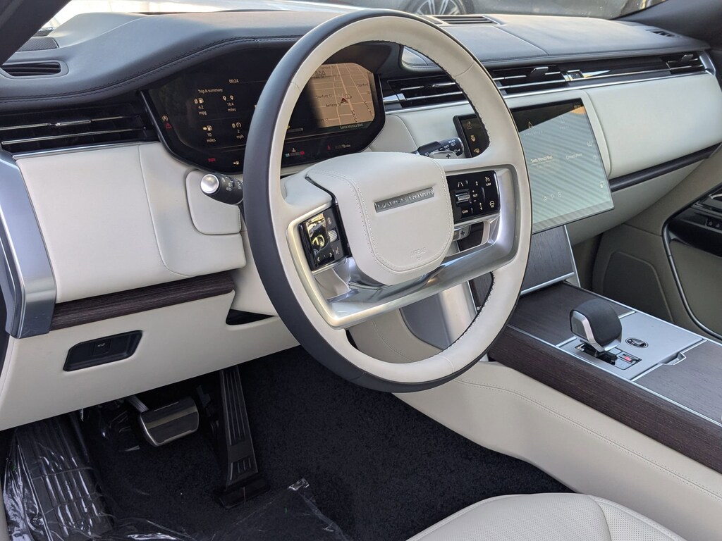New 2025 Land Rover Range Rover SE P400 SE SWB