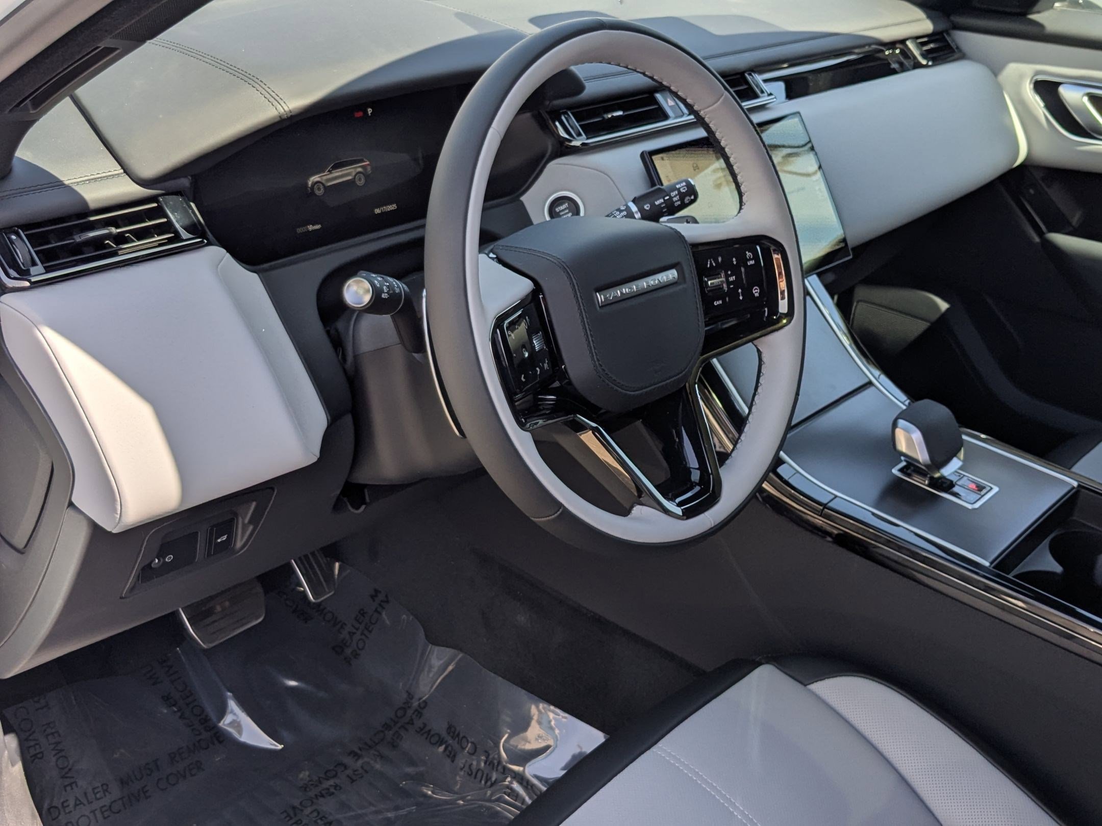 2026 Land Rover Range Rover Velar SE photo 3