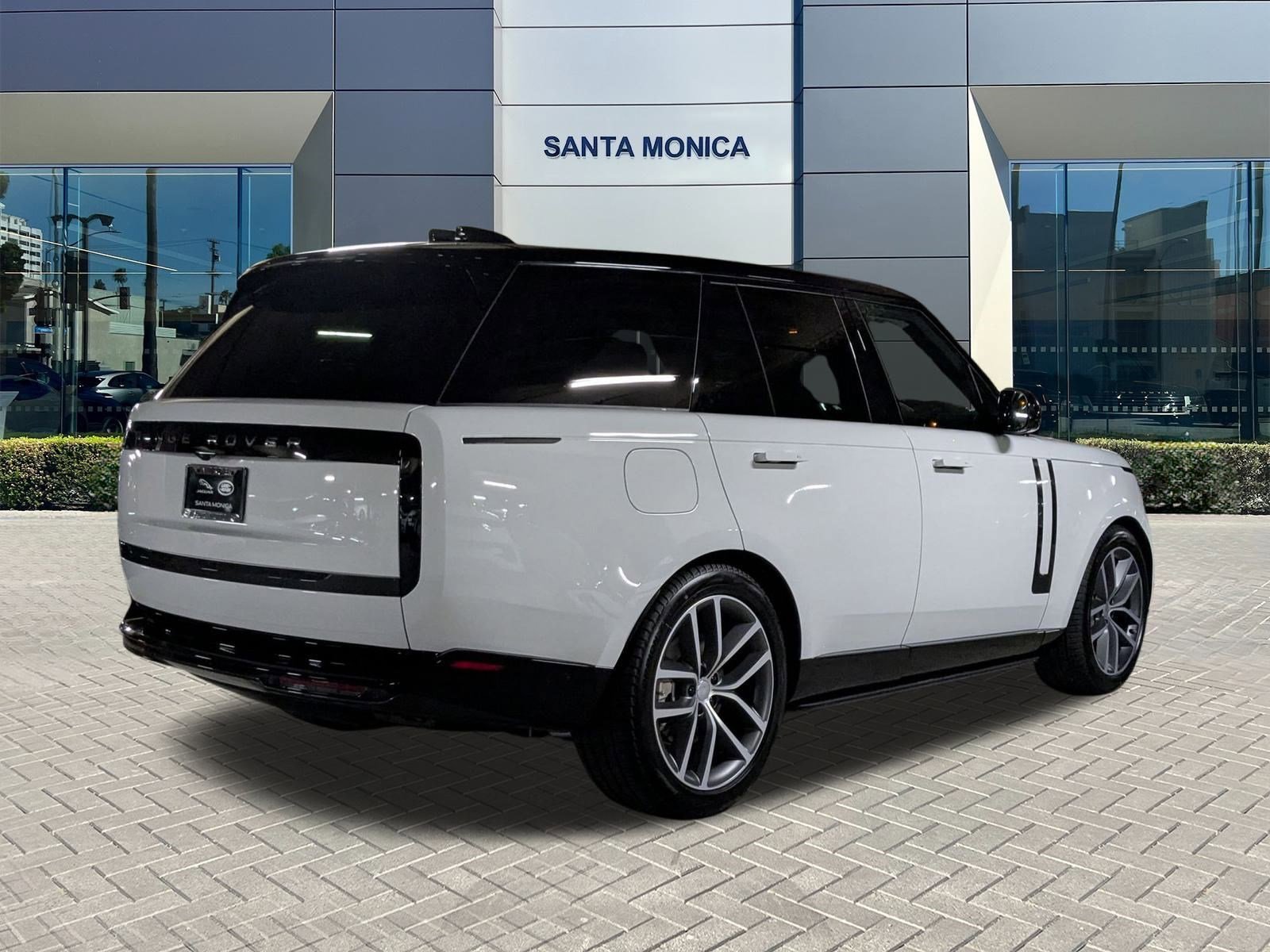 2025 Land Rover Range Rover SE photo 2