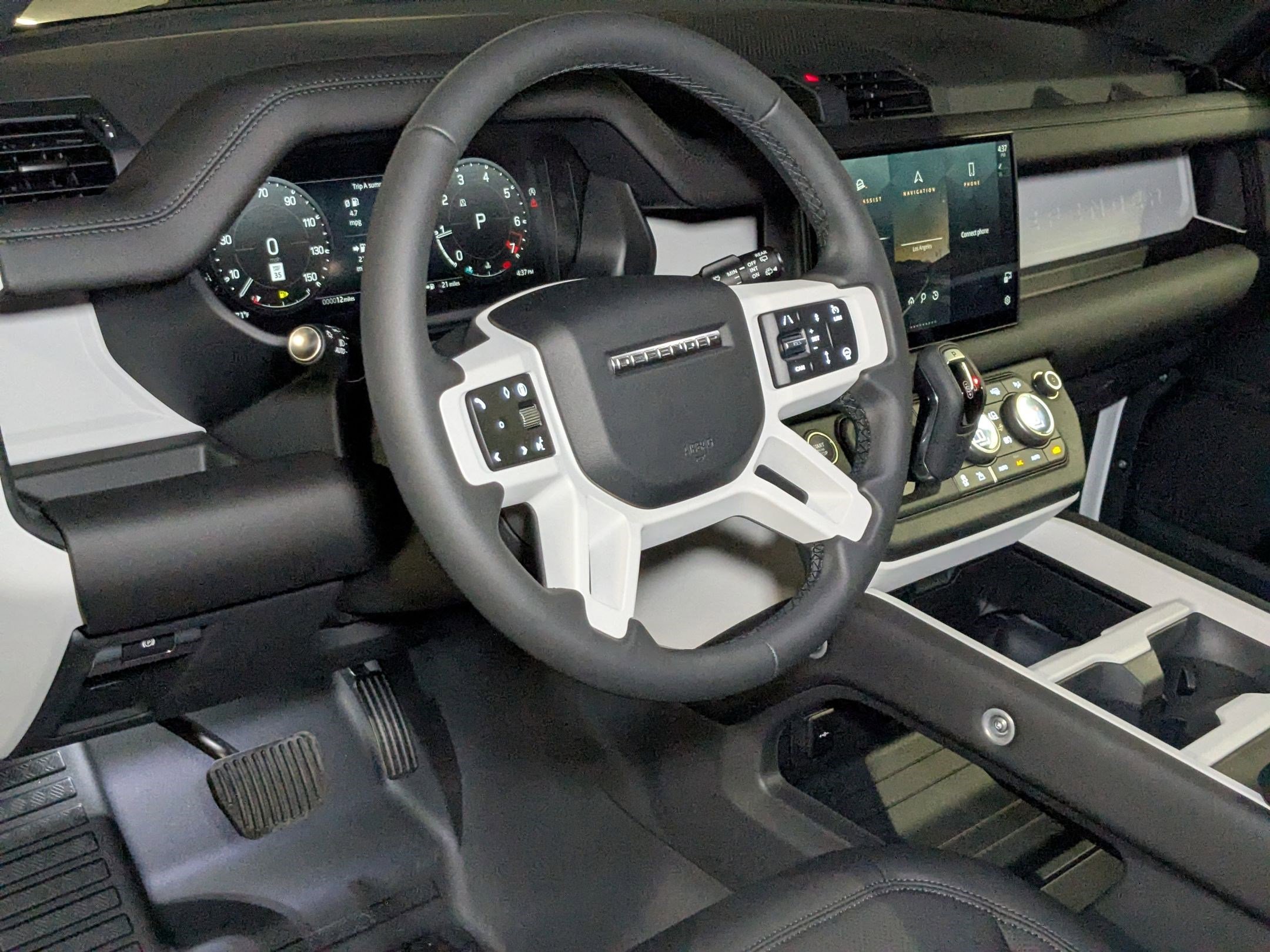 2025 Land Rover Defender 110 S photo 3