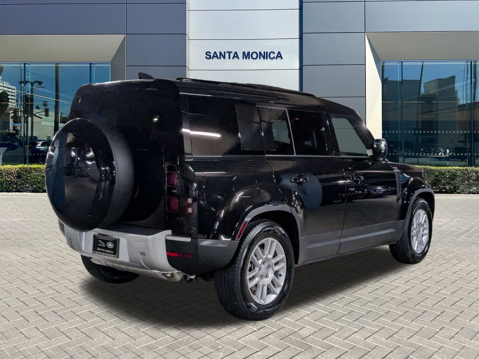 2025 Land Rover Defender 110 S photo 2