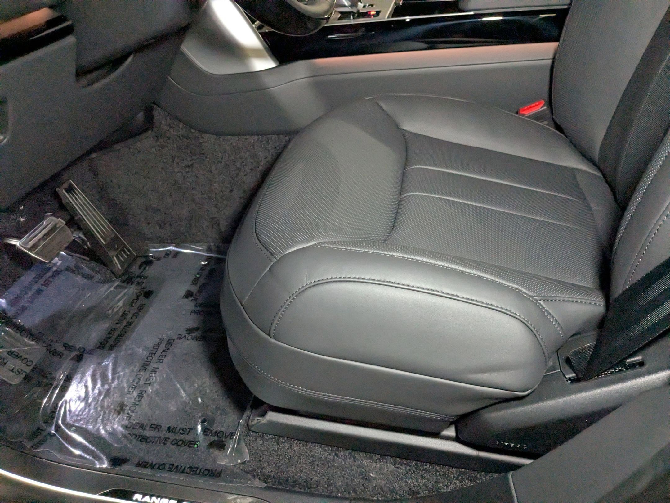 2025 Land Rover Range Rover SE photo 3