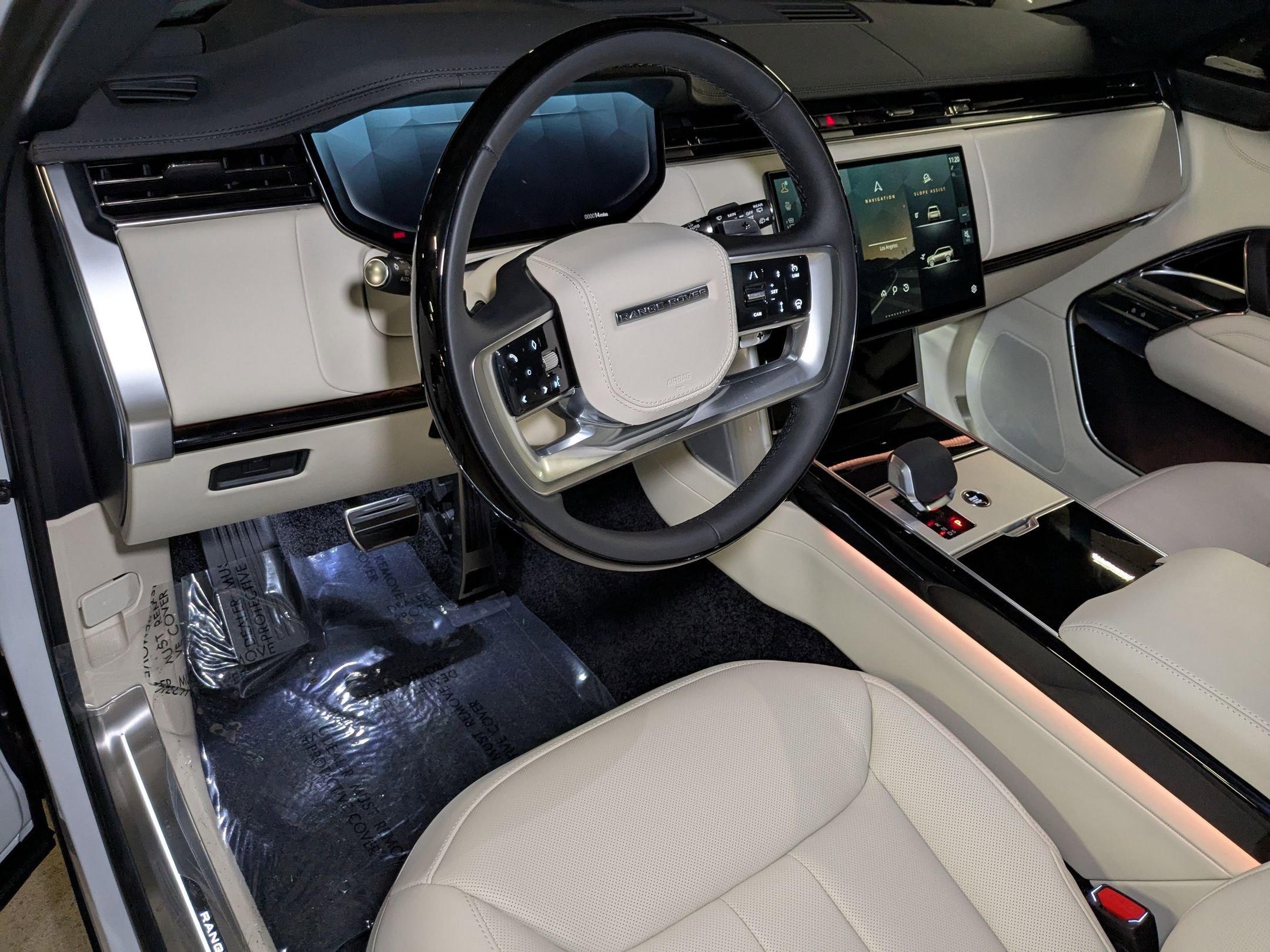 2025 Land Rover Range Rover SE photo 3