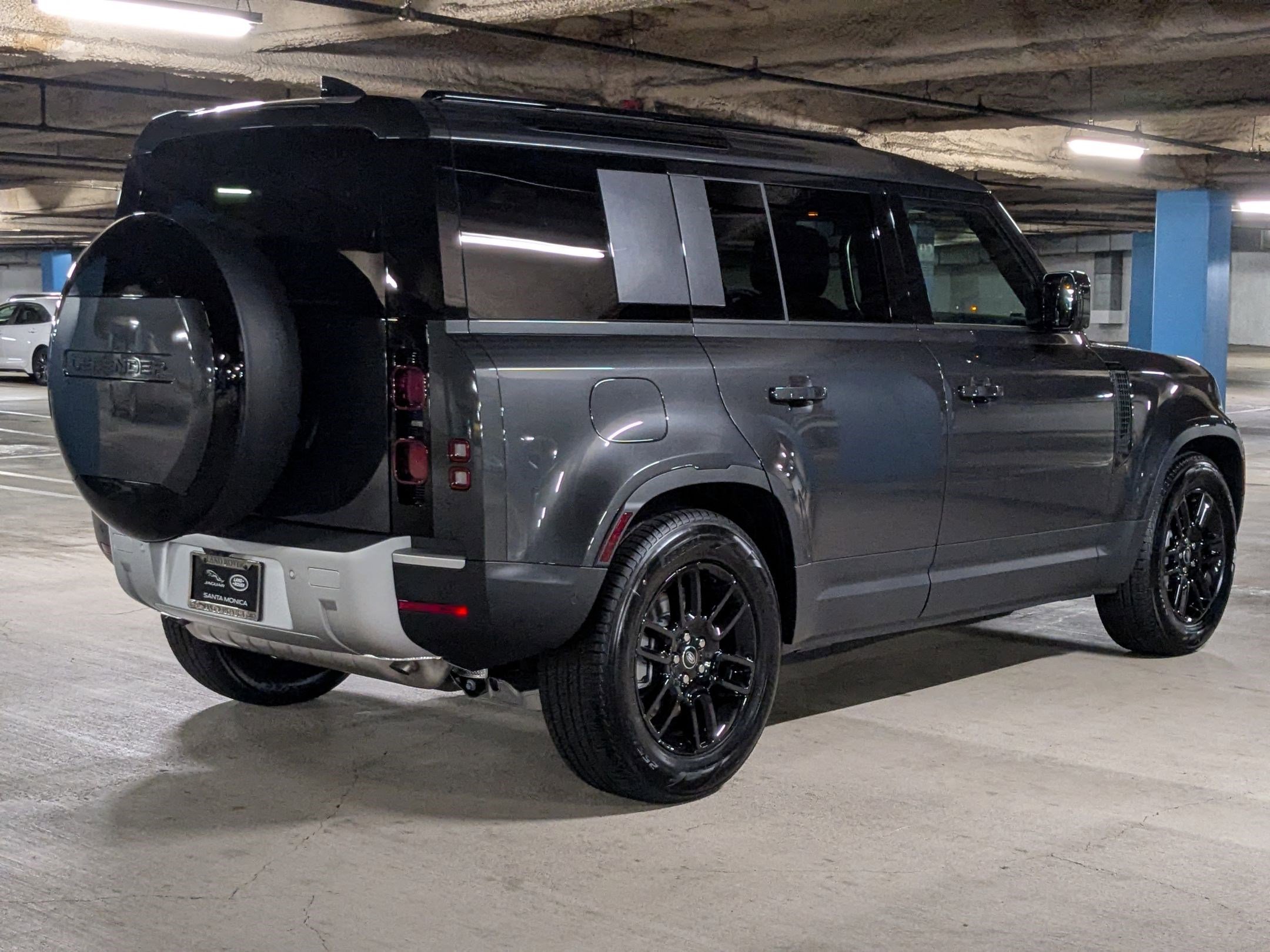 2025 Land Rover Defender 110 S photo 2