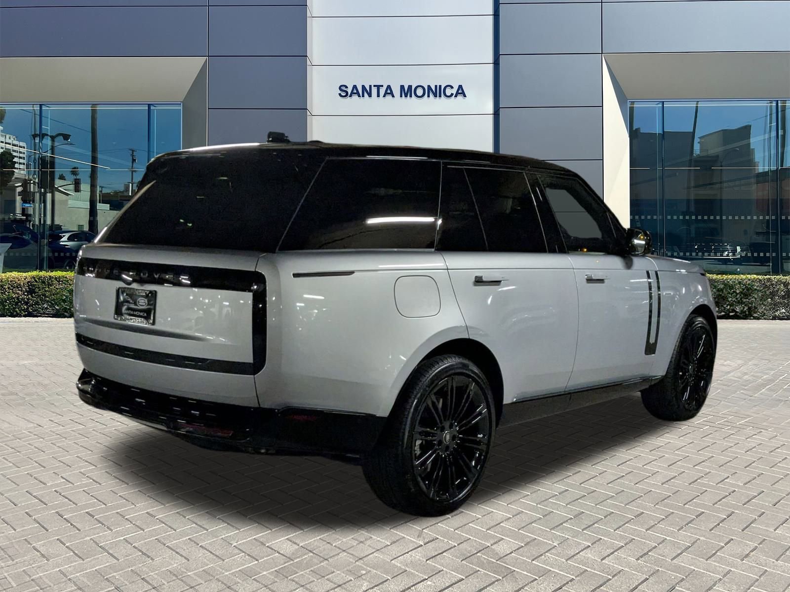 2025 Land Rover Range Rover SE photo 2