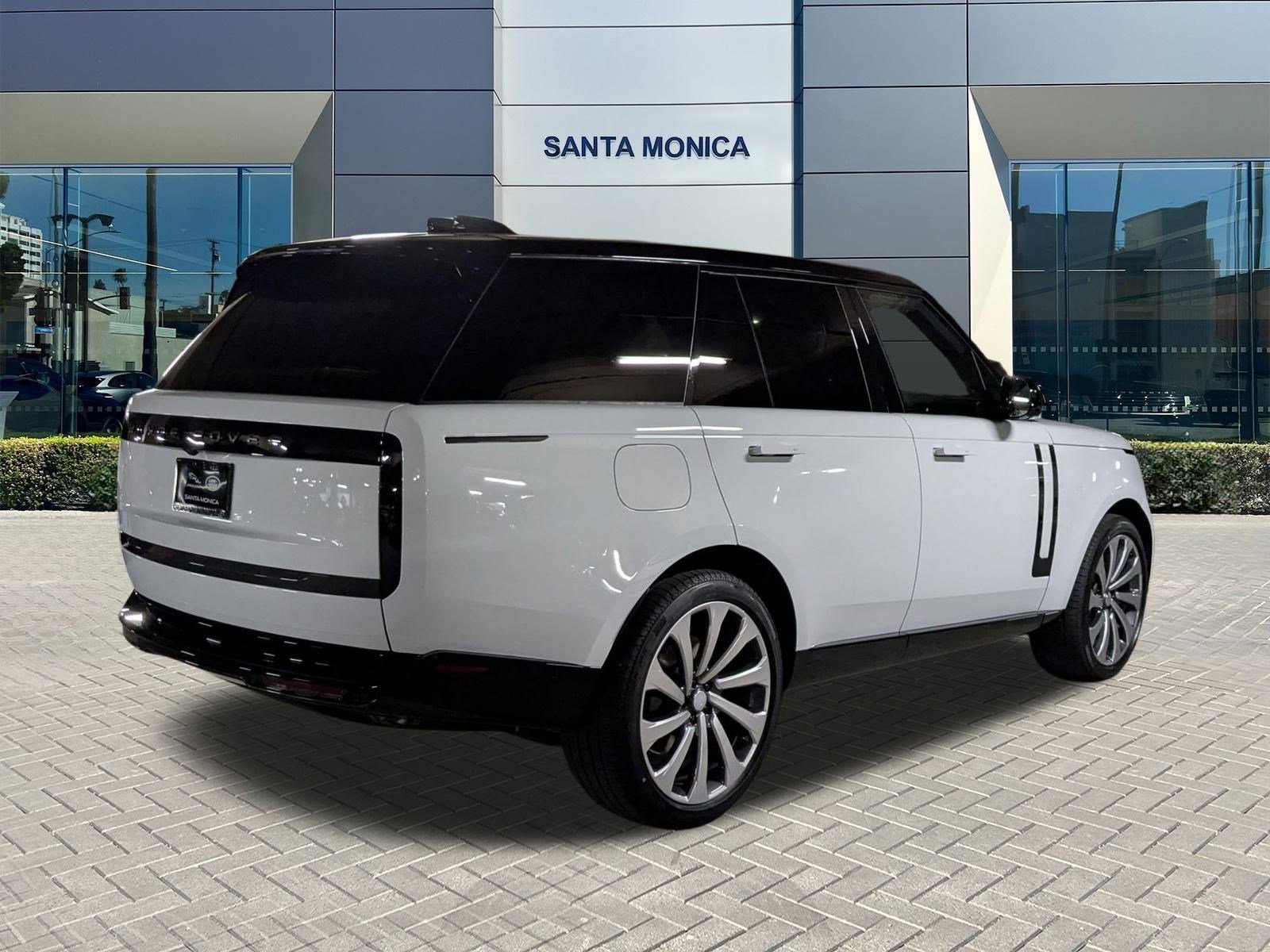 2025 Land Rover Range Rover SE photo 2