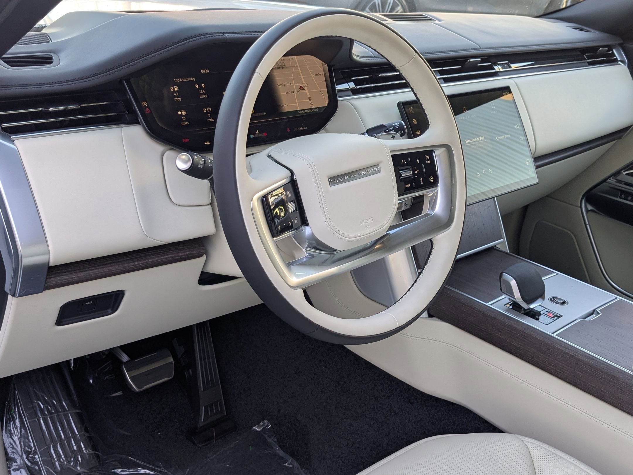 2025 Land Rover Range Rover SE photo 3