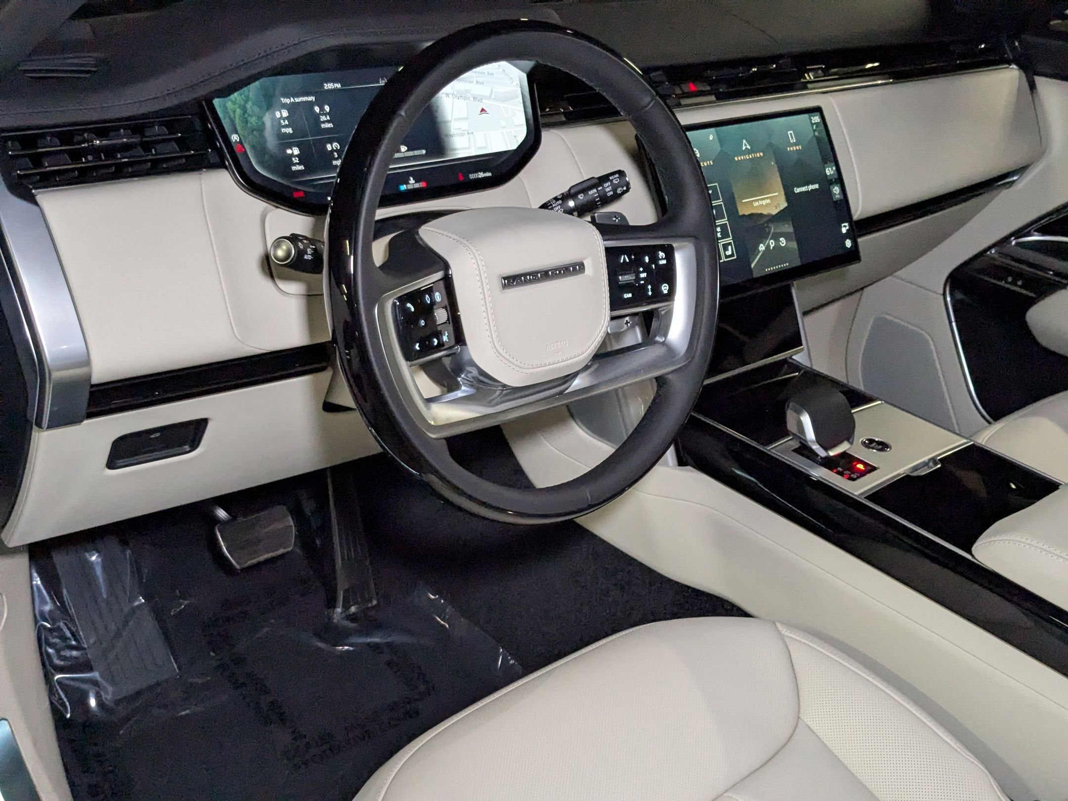 2025 Land Rover Range Rover SE photo 3