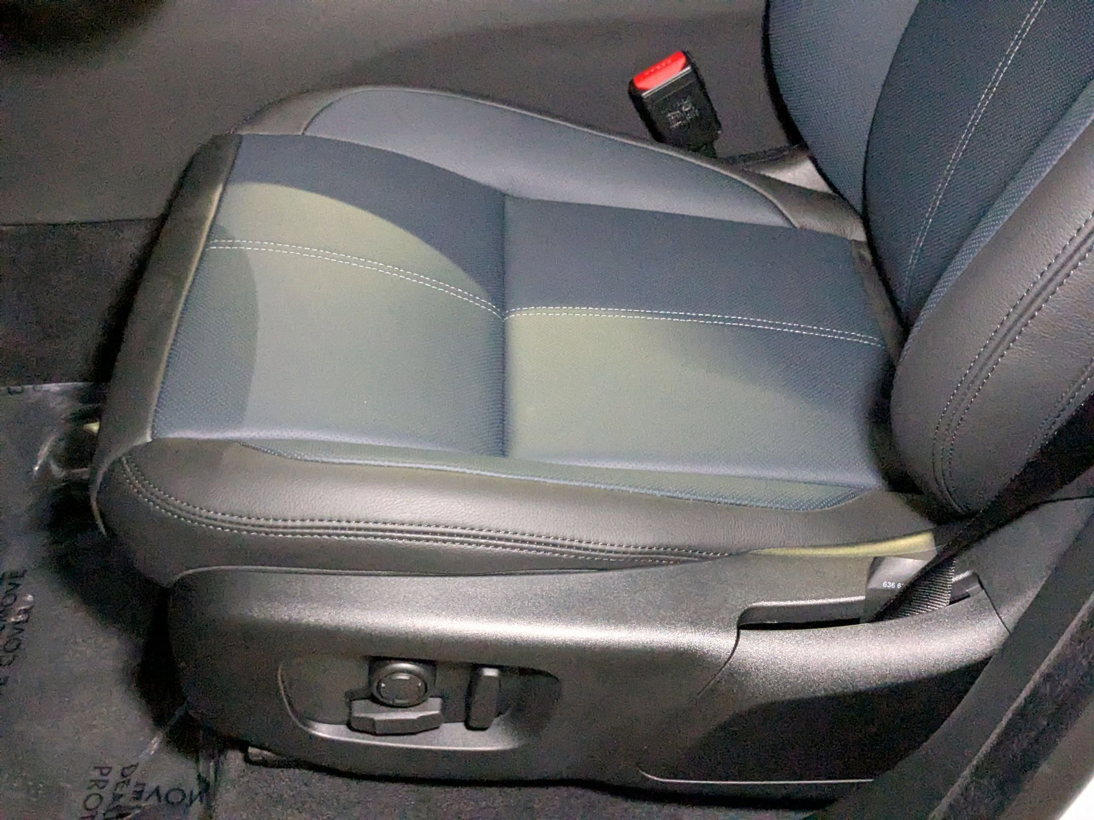 2026 Land Rover Range Rover Velar SE photo 4