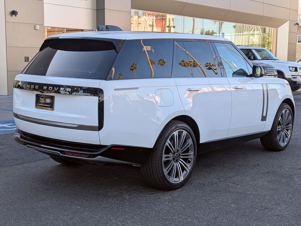 New 2025 Land Rover Range Rover SE P400 SE SWB