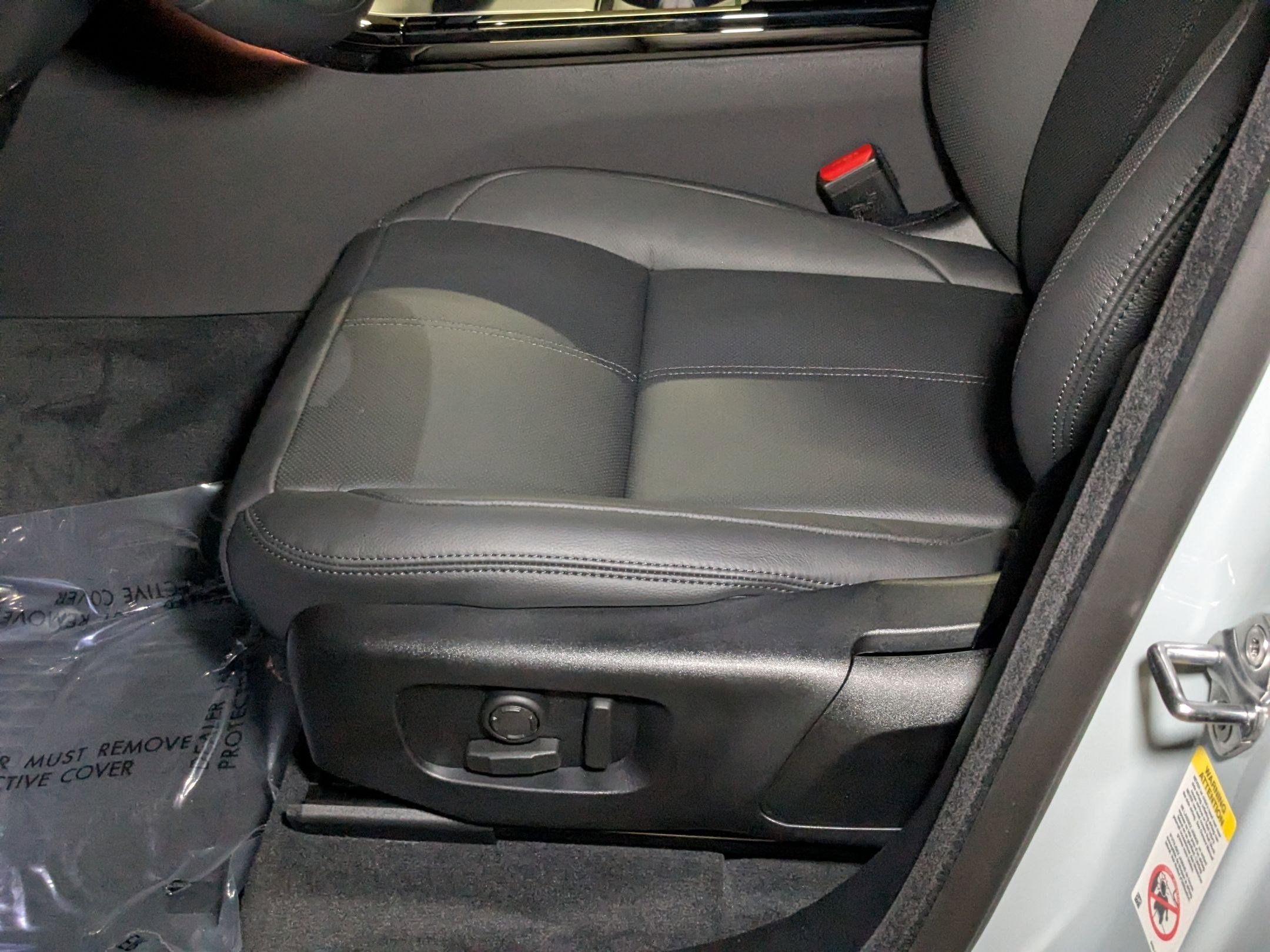 2026 Land Rover Range Rover Velar SE photo 4