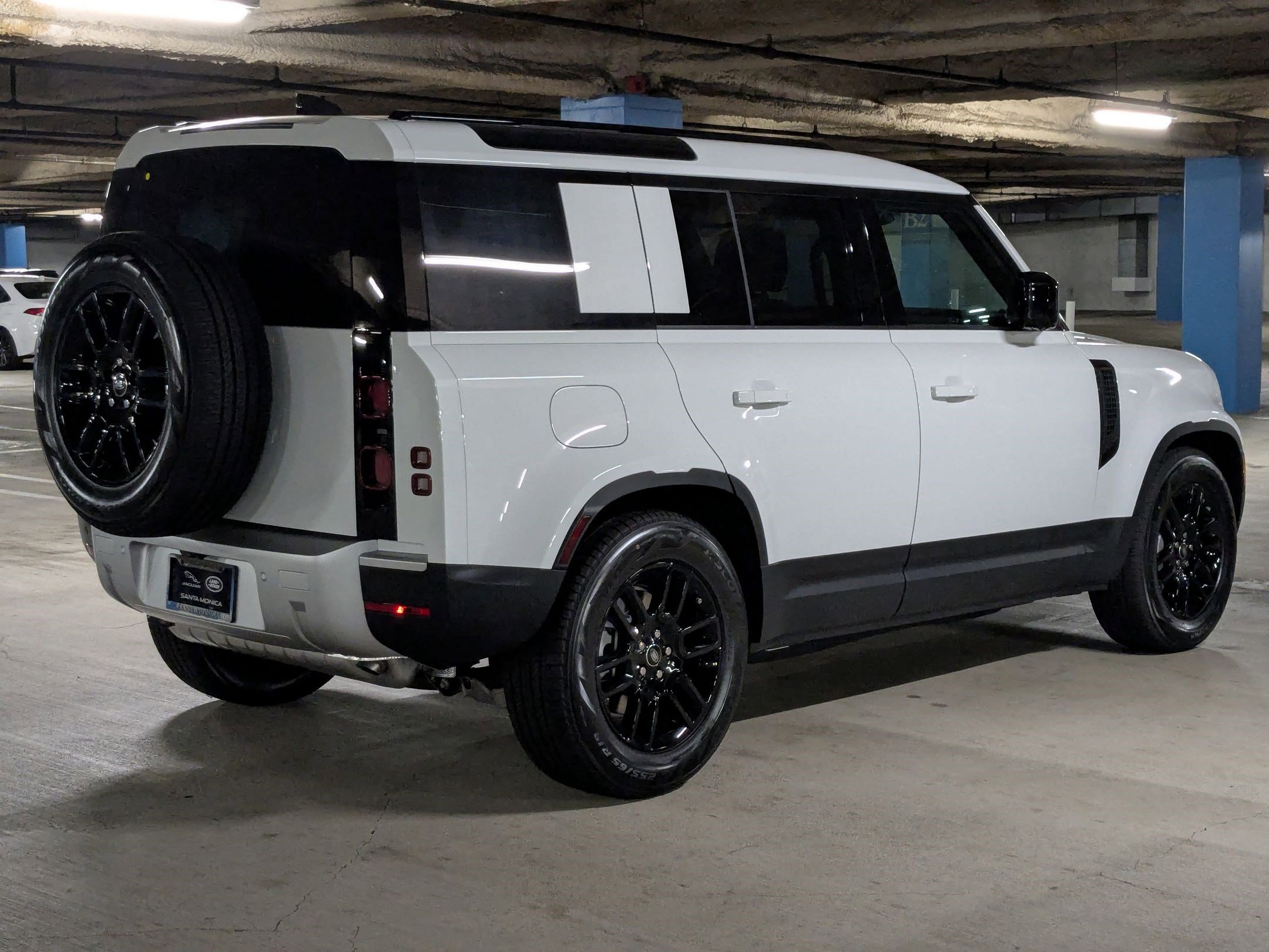 2025 Land Rover Defender 110 S photo 2