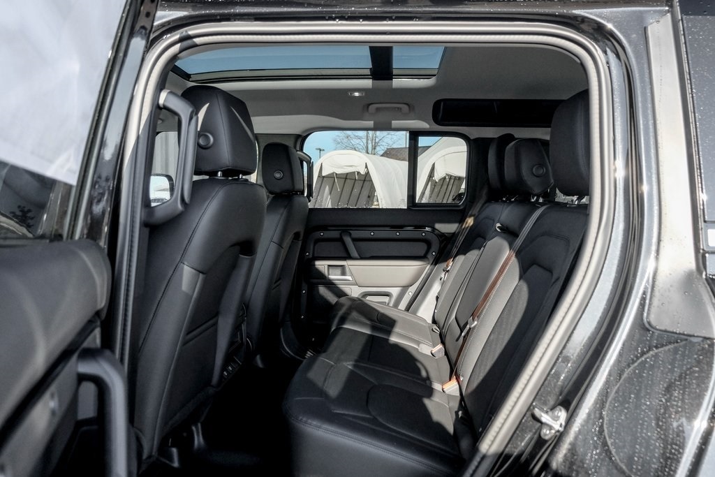 2025 LAND ROVER DEFENDER - Image 16