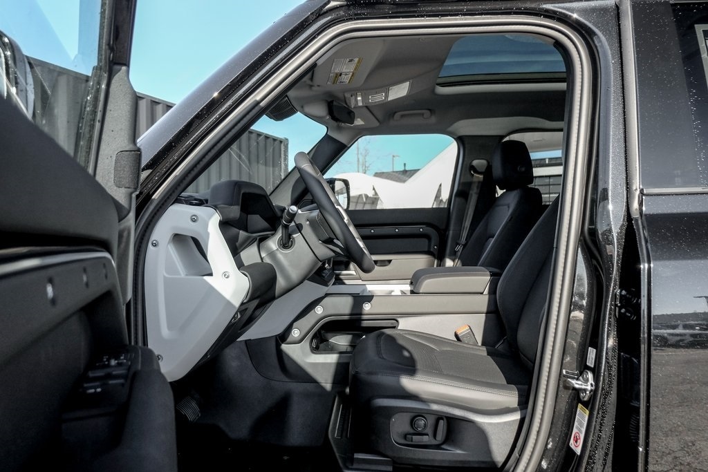 2025 LAND ROVER DEFENDER - Image 10