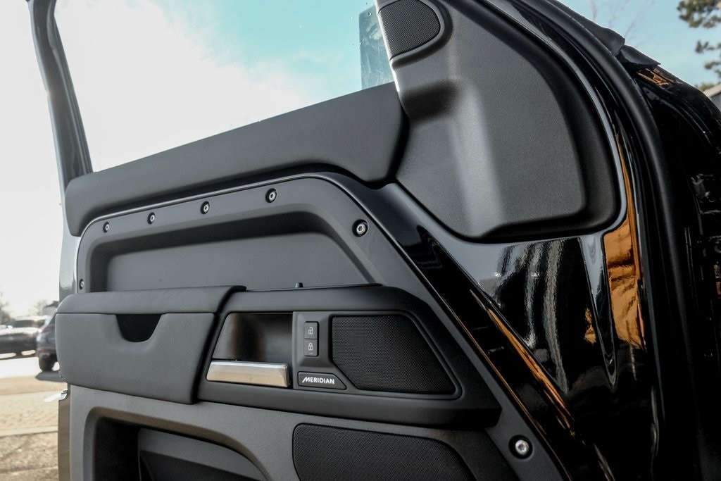 2025 LAND ROVER DEFENDER - Image 11