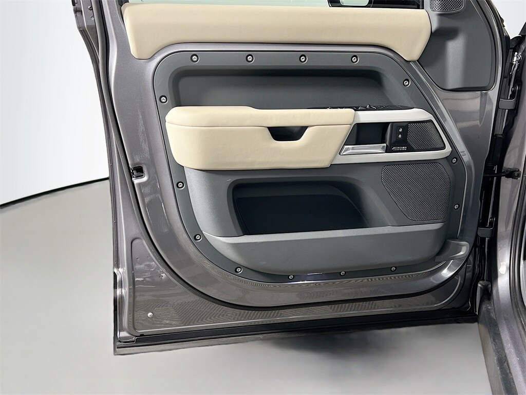 2024 LAND ROVER DEFENDER - Image 18