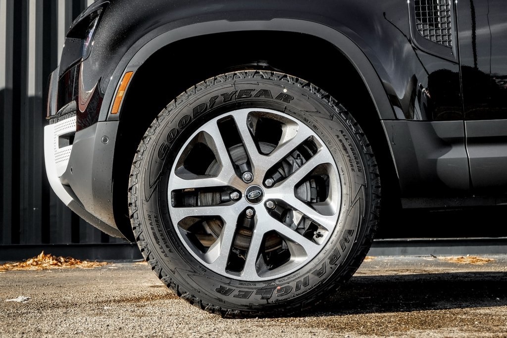 2025 LAND ROVER DEFENDER - Image 4