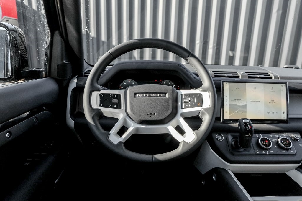 2025 LAND ROVER DEFENDER - Image 17