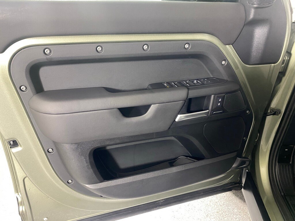 2025 LAND ROVER DEFENDER - Image 10