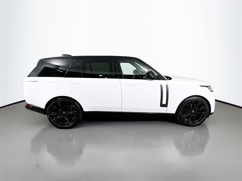 2025 Land Rover Range Rover SE photo 4