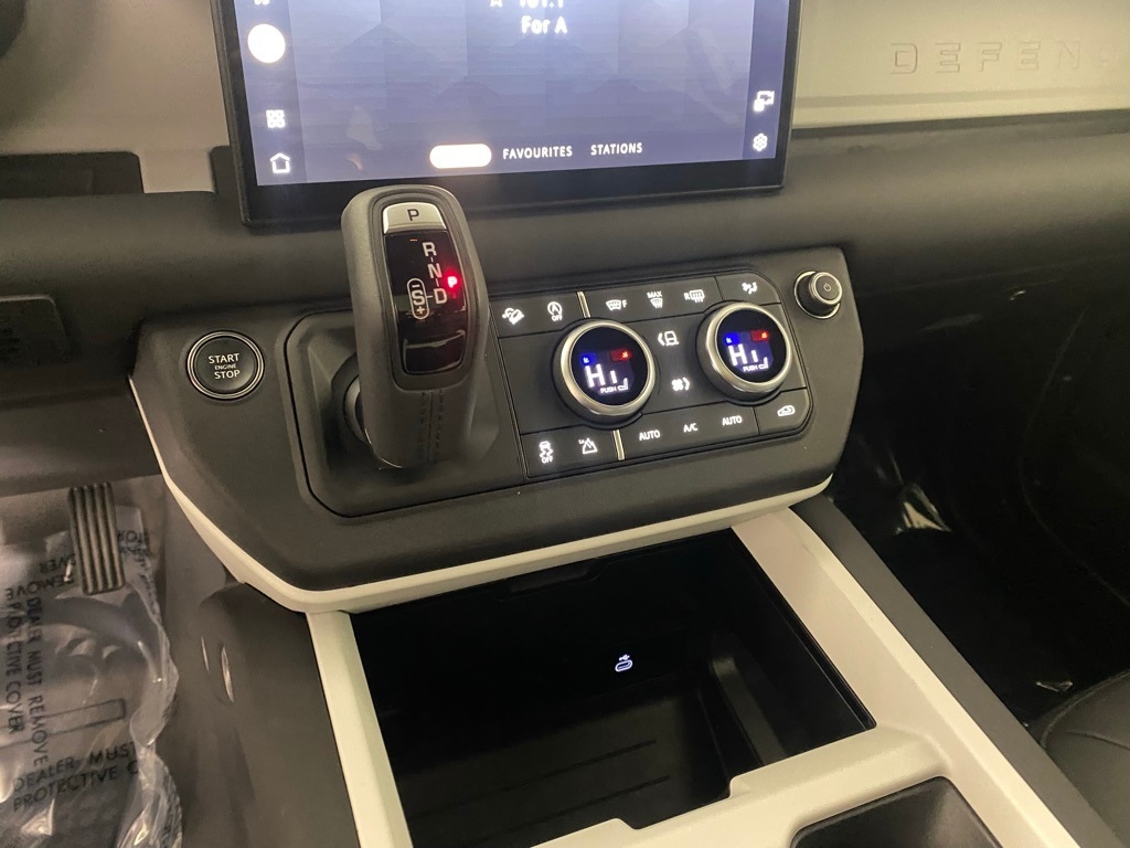 2025 LAND ROVER DEFENDER - Image 24