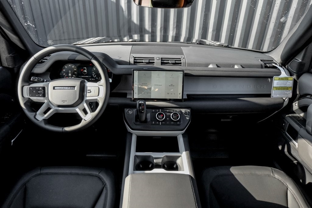 2025 LAND ROVER DEFENDER - Image 19