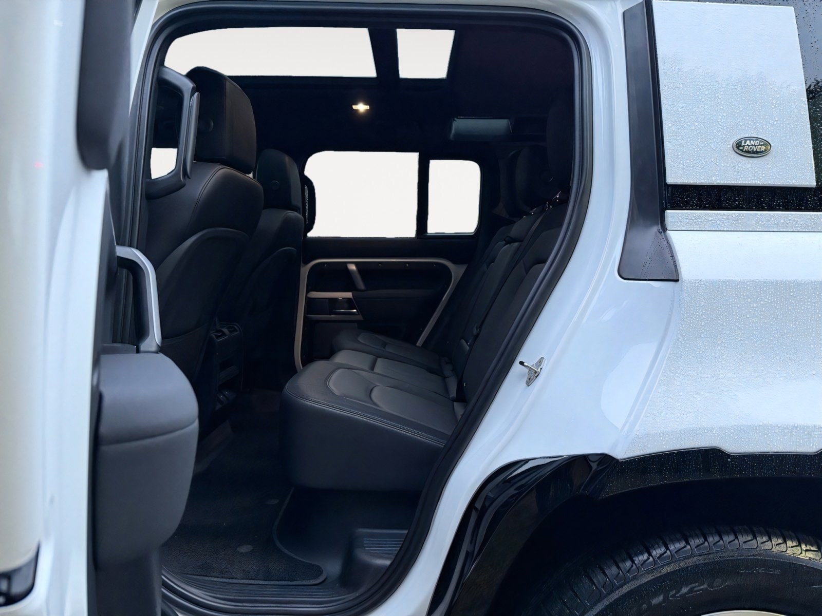 2023 Land Rover Defender X-Dynamic SE - Photo 17