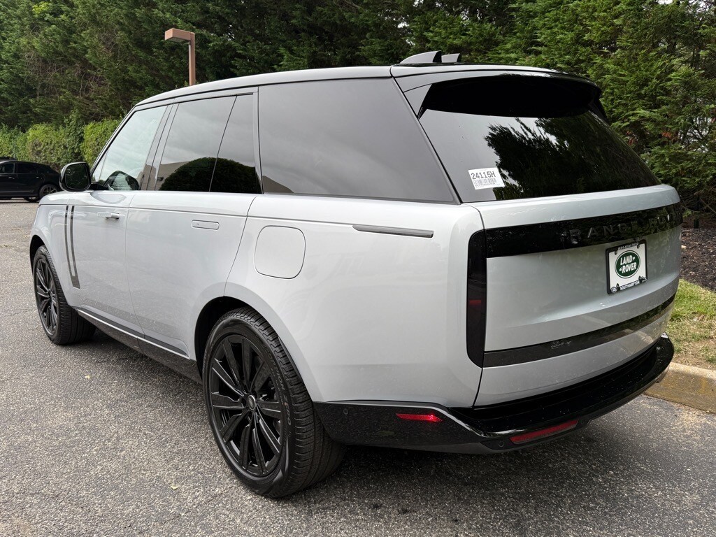 2025 Land Rover Range Rover SE photo 3