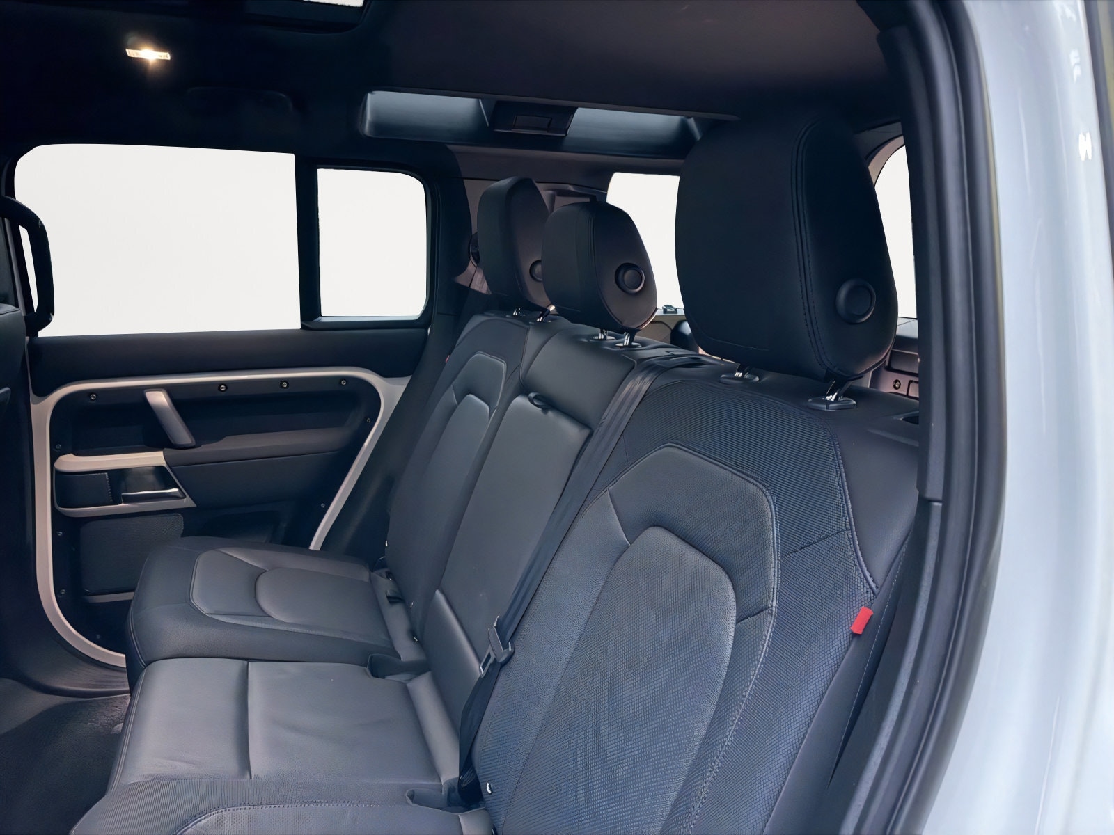 2023 Land Rover Defender X-Dynamic SE - Photo 18