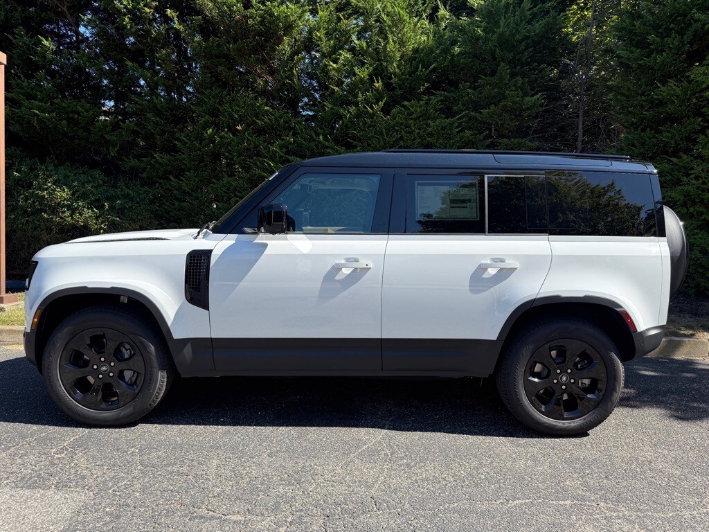 2025 Land Rover Defender 110 S photo 2